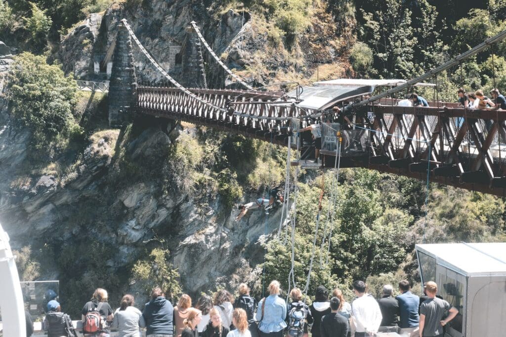 De eerste commerciele bungeejump in de wereld