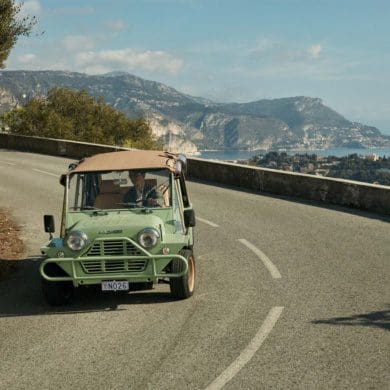 Nyck de Vries, Atelier Munro laat coureur Nyck de Vries stijlvol scheuren in vintage Mini Moke