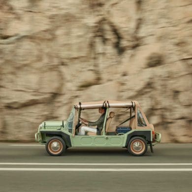 Nyck de Vries, Atelier Munro laat coureur Nyck de Vries stijlvol scheuren in vintage Mini Moke