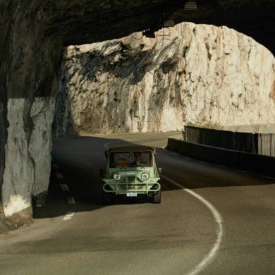 Nyck de Vries, Atelier Munro laat coureur Nyck de Vries stijlvol scheuren in vintage Mini Moke