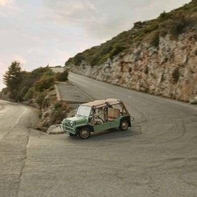 Nyck de Vries, Atelier Munro laat coureur Nyck de Vries stijlvol scheuren in vintage Mini Moke