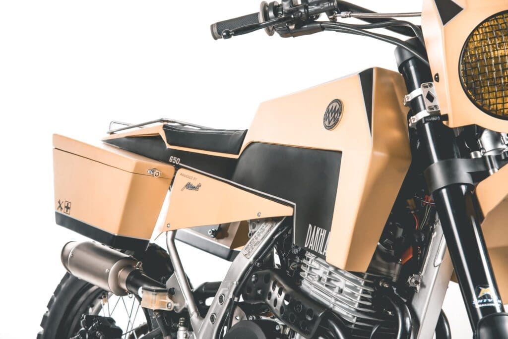 De woestijn in met deze custom Dakhla Honda NX650