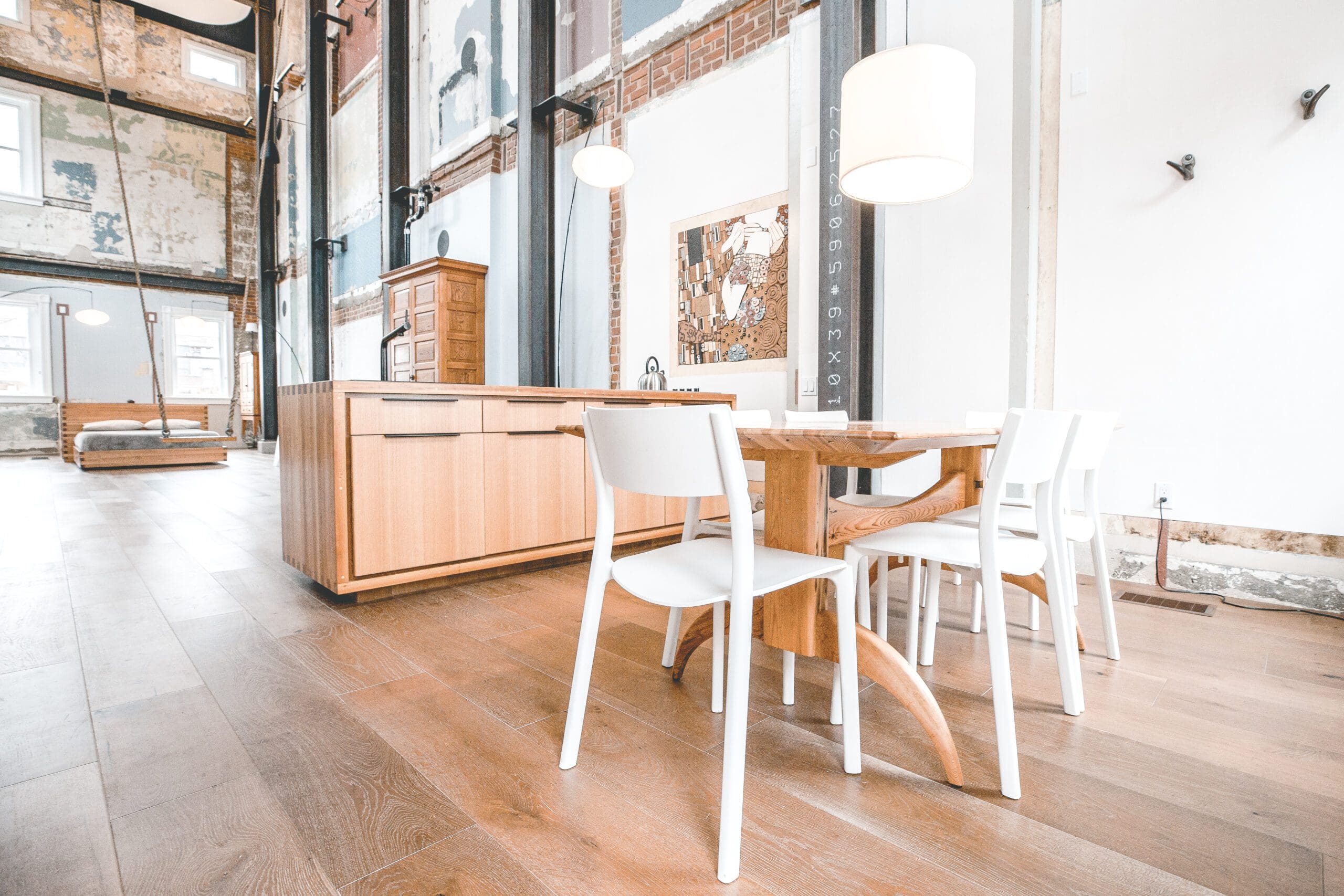 Schommel rechtstreeks in je bed in Cincinatti, Airbnb Finds: minimalisme, design en kunst in Cincinnati