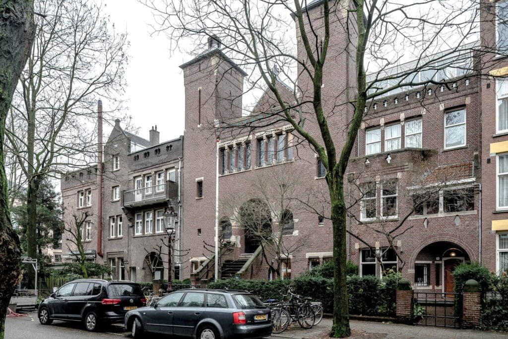 Kerk, Oude kerk in Amsterdam is omgebouwd tot luxe appartement