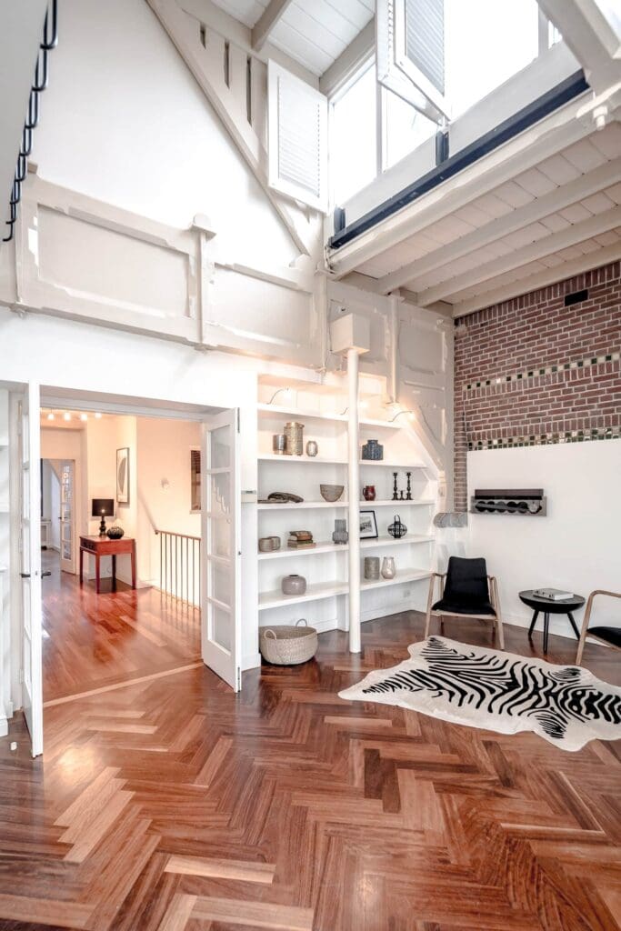 Kerk, Oude kerk in Amsterdam is omgebouwd tot luxe appartement