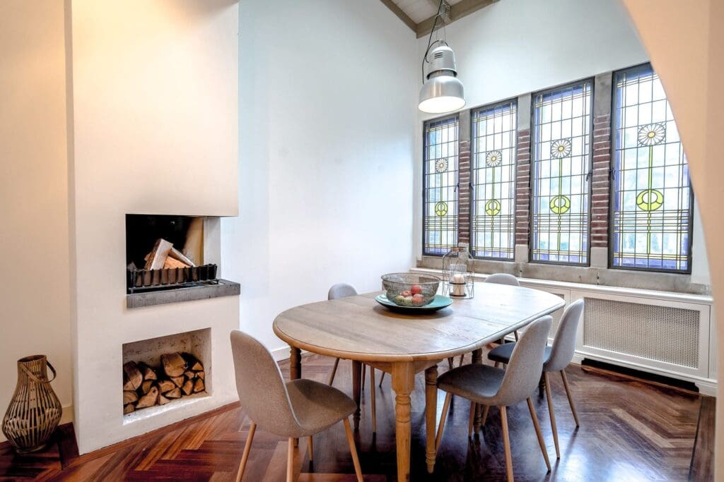 Kerk, Oude kerk in Amsterdam is omgebouwd tot luxe appartement