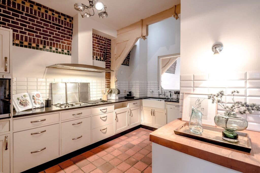 Kerk, Oude kerk in Amsterdam is omgebouwd tot luxe appartement