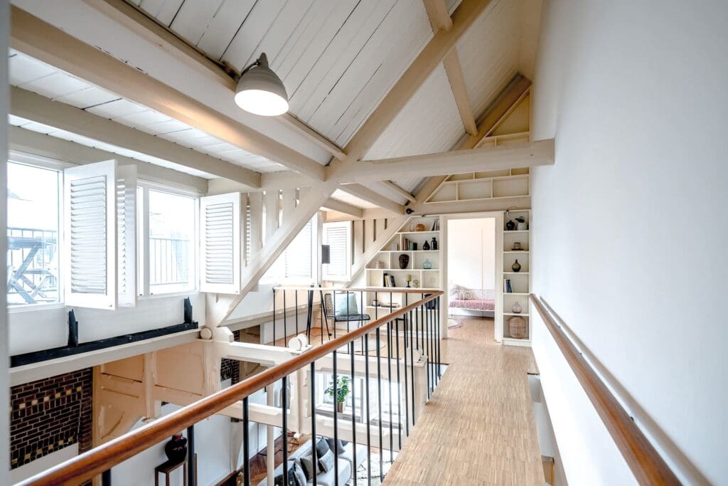 Kerk, Oude kerk in Amsterdam is omgebouwd tot luxe appartement