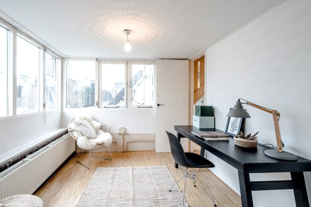 Kerk, Oude kerk in Amsterdam is omgebouwd tot luxe appartement