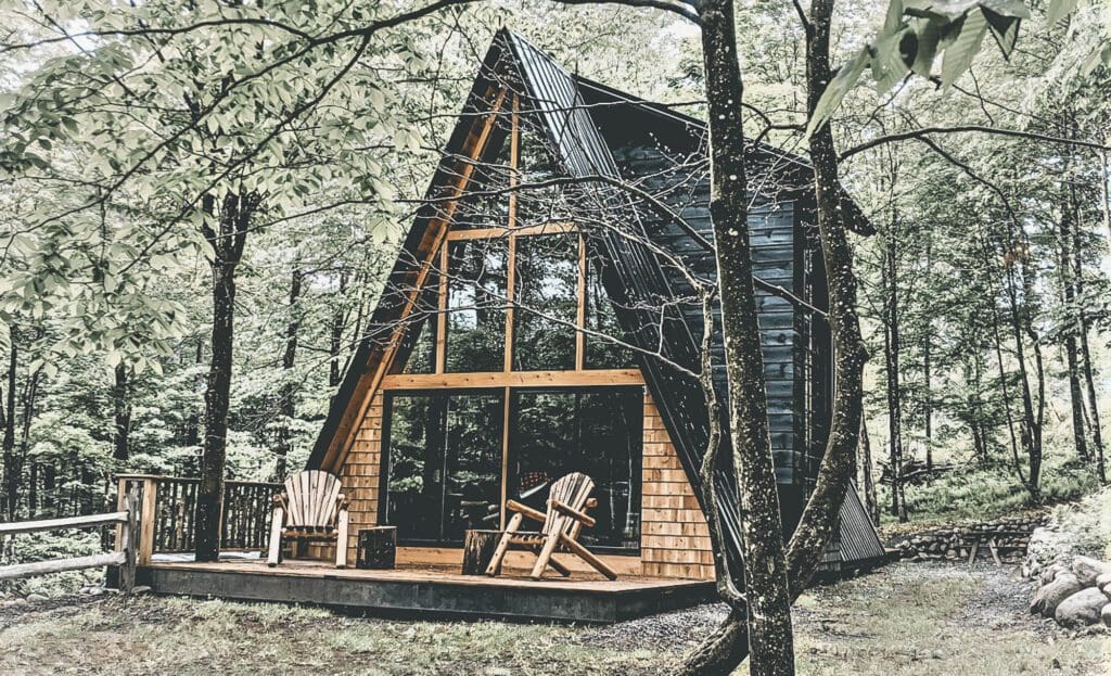 Airbnb Finds: romantische cabin in New York met buitenbed