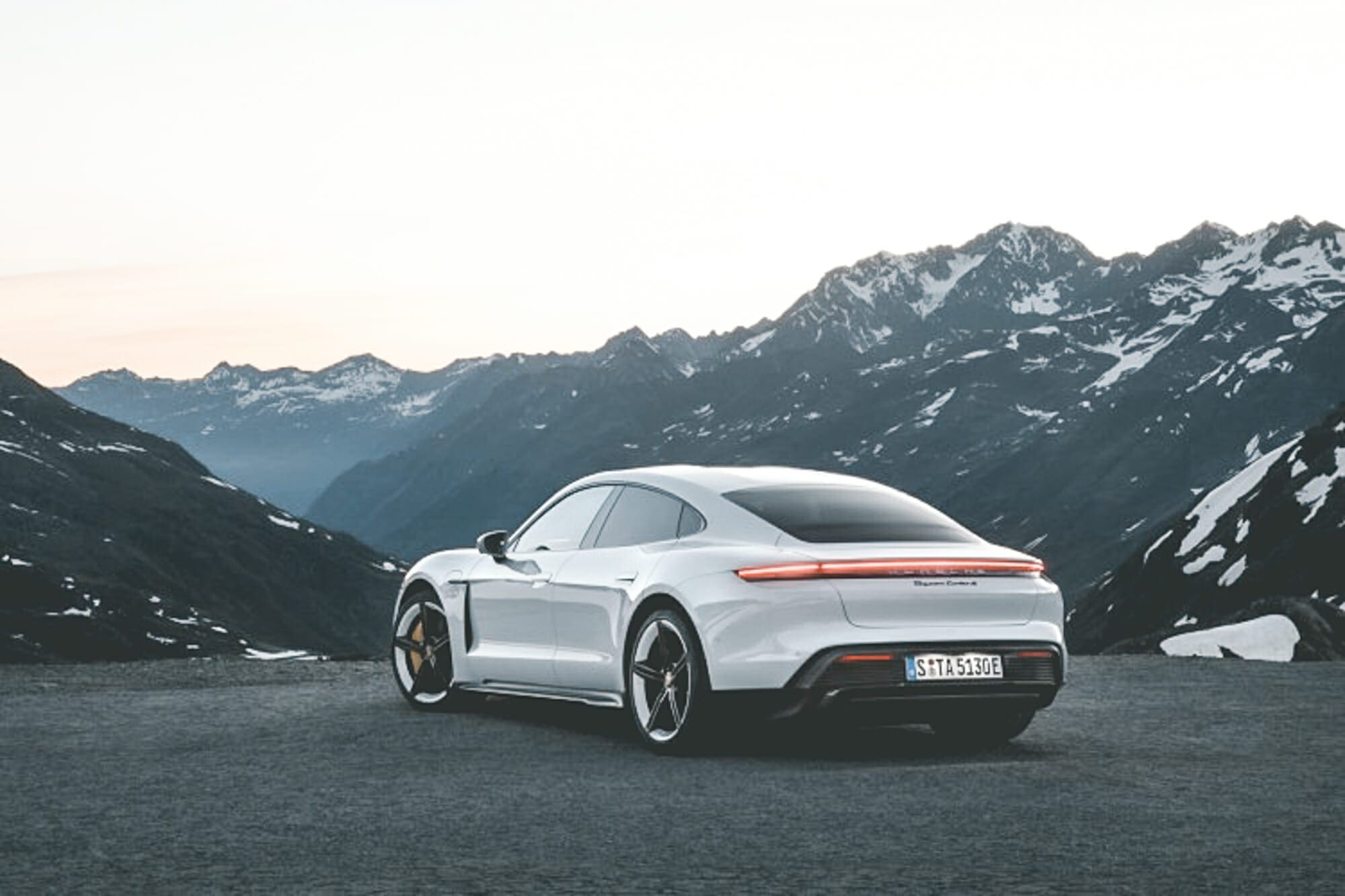 Porsche onthult volledig elektrische Taycan
