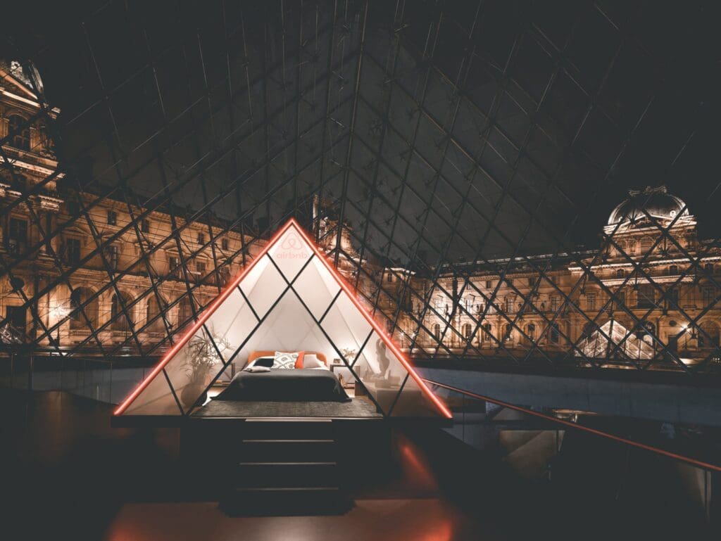 Airbnb Finds: overnachten met Mona Lisa in het Louvre!