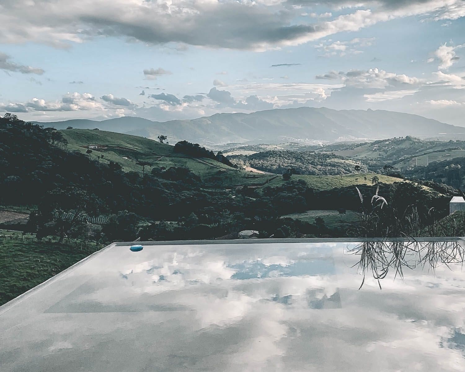 Airbnb Finds: Artsy-verblijf met bruut uitzicht op Braziliaanse bergen