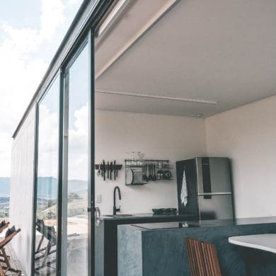 bruut, Airbnb Finds: Artsy-verblijf met bruut uitzicht op Braziliaanse bergen