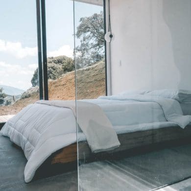 bruut, Airbnb Finds: Artsy-verblijf met bruut uitzicht op Braziliaanse bergen