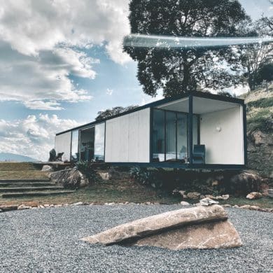 bruut, Airbnb Finds: Artsy-verblijf met bruut uitzicht op Braziliaanse bergen