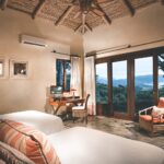 Luxe villa, Airbnb Finds: Costa Ricaanse villa met infinity zwembad, prive-kok en tropische bar