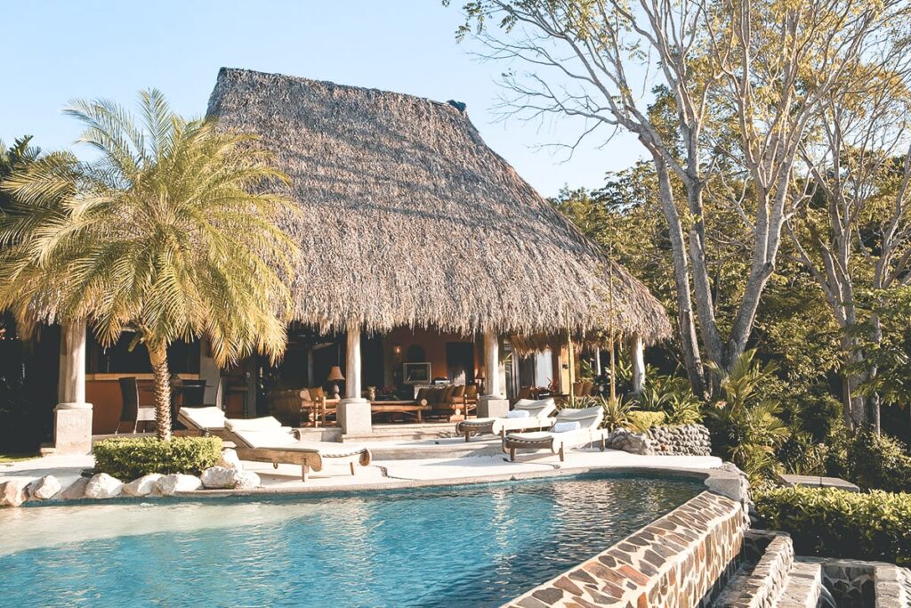 Airbnb Finds: Costa Ricaanse villa met infinity zwembad, prive-kok en tropische bar