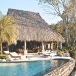 Luxe villa, Airbnb Finds: Costa Ricaanse villa met infinity zwembad, prive-kok en tropische bar