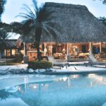 Luxe villa, Airbnb Finds: Costa Ricaanse villa met infinity zwembad, prive-kok en tropische bar
