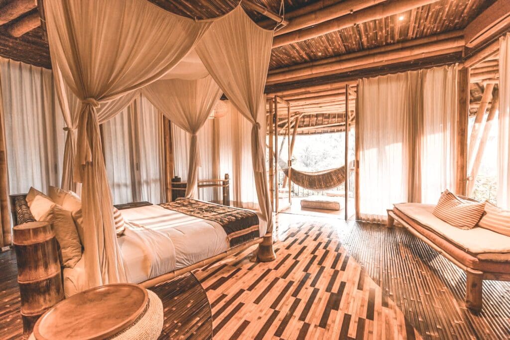 Cribs, <strong>Airbnb Finds:</strong> brute boomhut op Bali ademt luxe en design