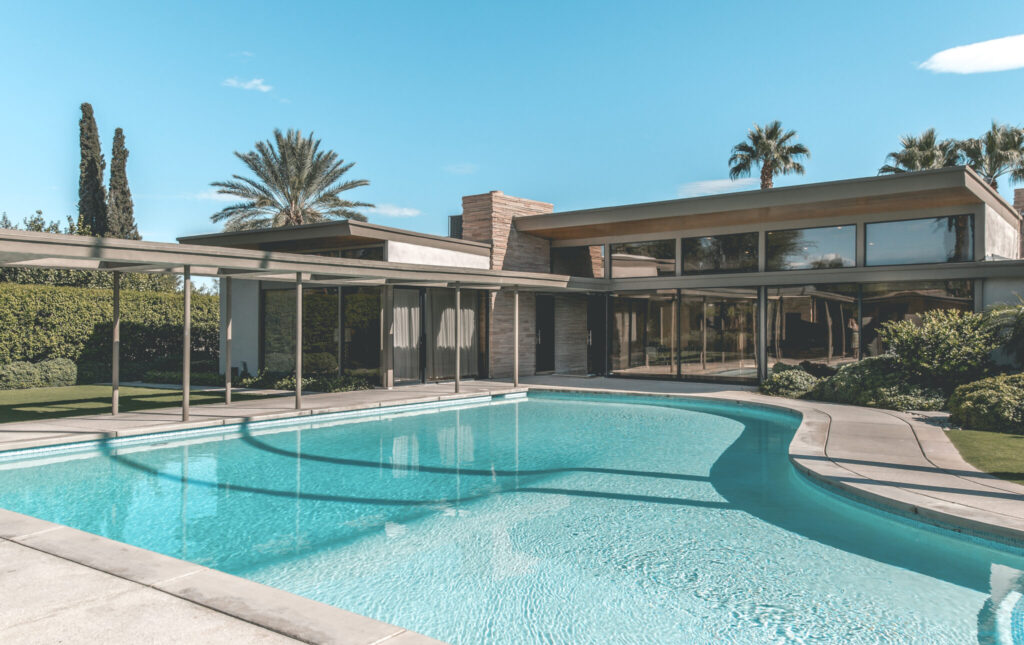 Airbnb Finds: de legendarische jaren ’40 villa van Frank Sinatra