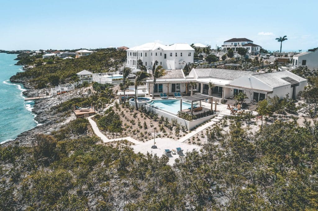 Airbnb Finds: immense Caribische designvilla met infinity pool
