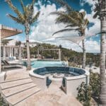 beach, <strong>Airbnb Finds:</strong> immense Caribische designvilla met infinity pool