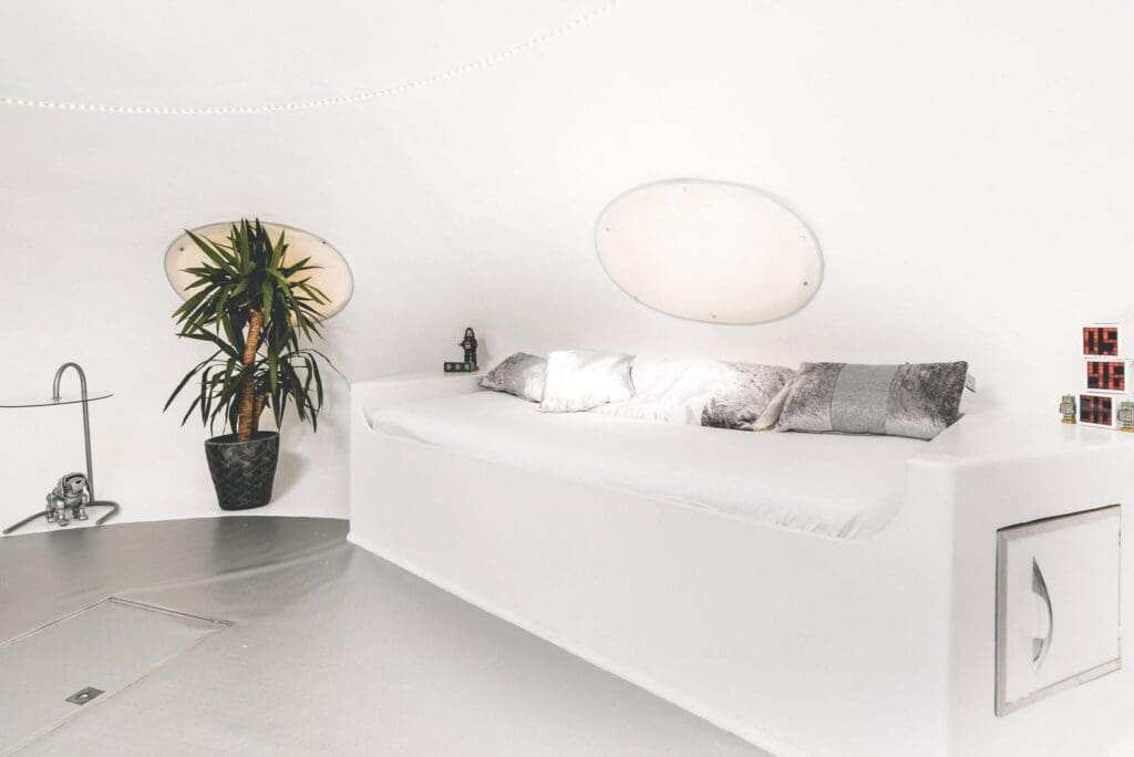 UFO, Airbnb Finds: laat je jongensdromen uitkomen in deze UFO