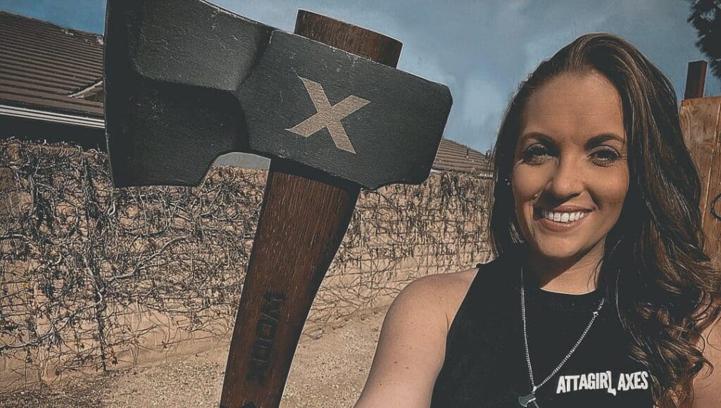 Droomvrouw-alert! Deze Amerikaanse gaat viral als the queen of axe throwing