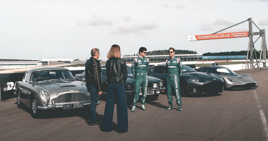 F1-coureur Vettel kopieert 007 in Aston Martin DB5