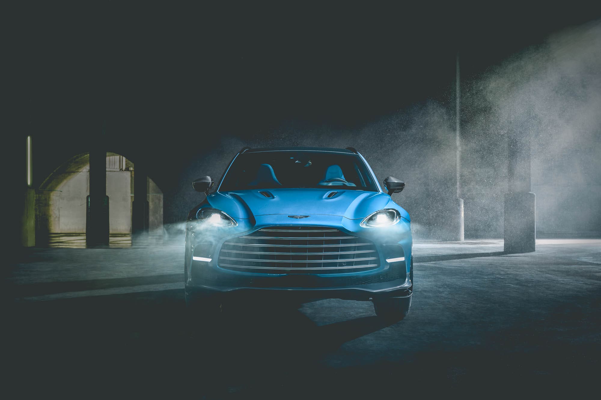 Aston Martin pompt snelste SUV ter wereld uit de fabriek