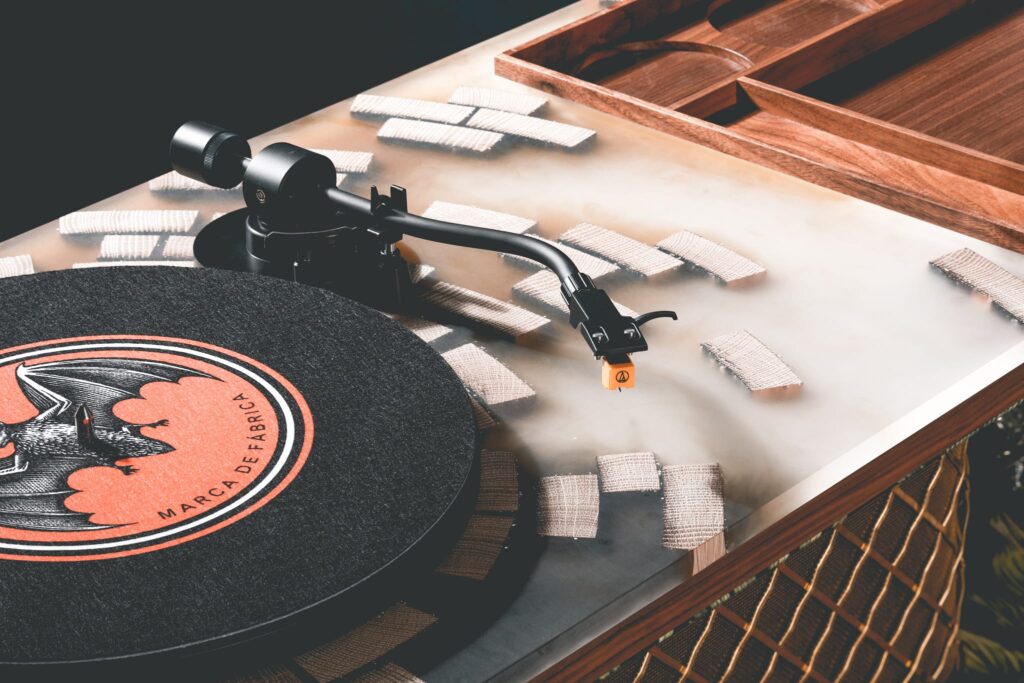 Bacardi zet de toon met vinyl-meubel van oude rumvaten, inclusief cocktailbar