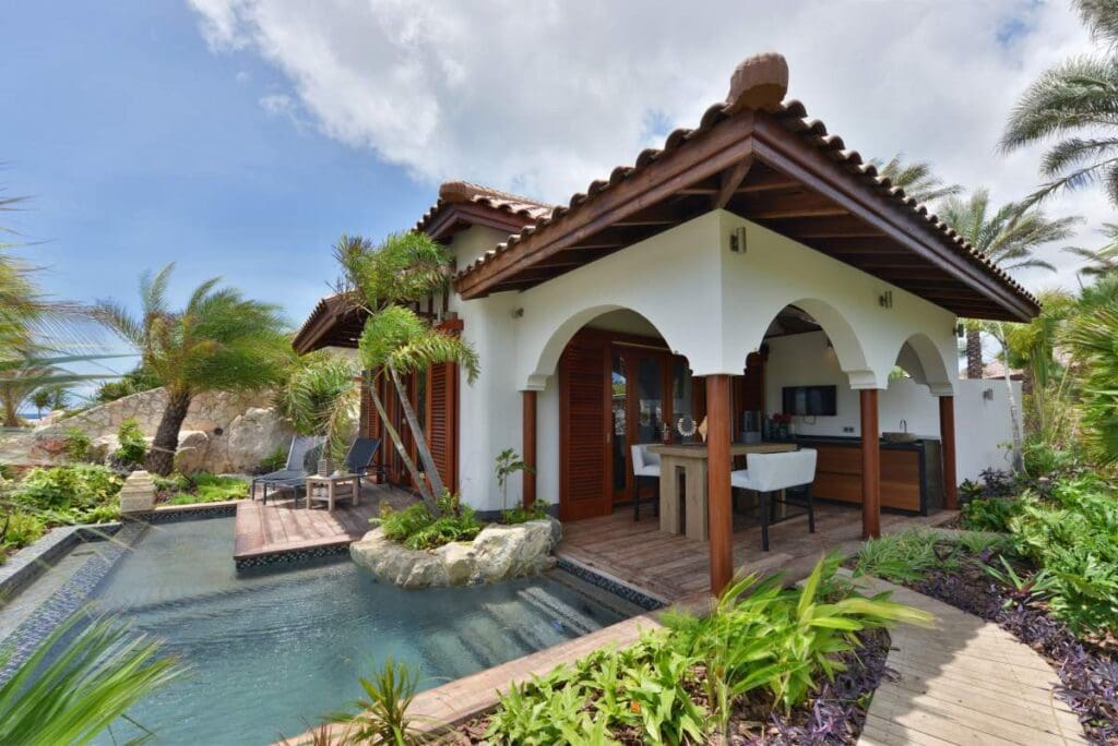 Baoase-Superiorbeachfront pool suite