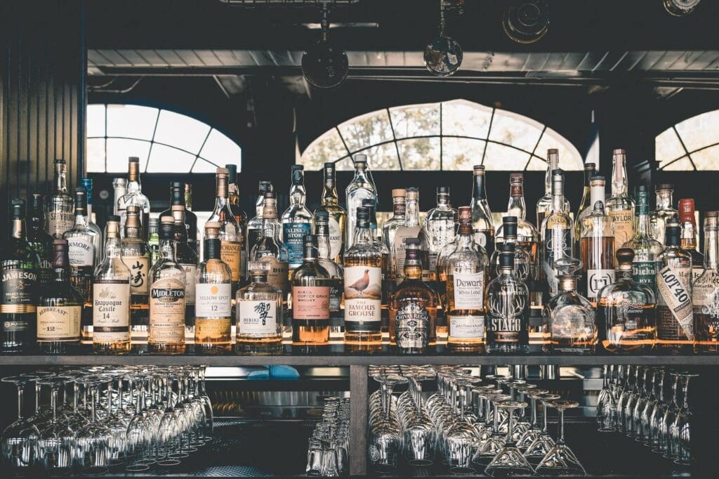 De dranken die echt niet mogen ontbreken in jouw home bar