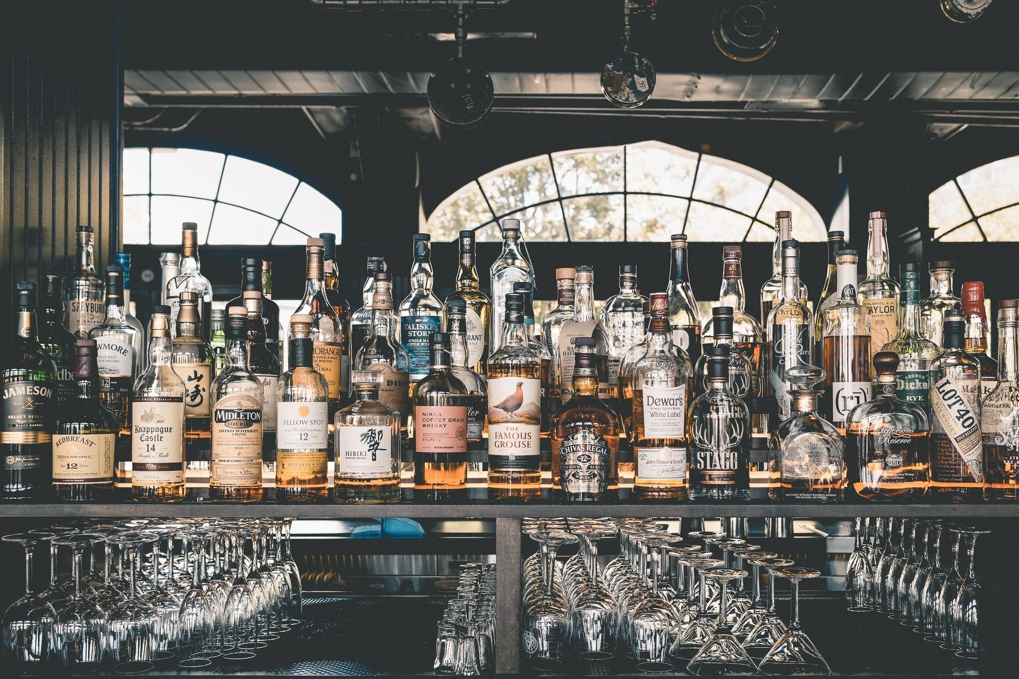 De dranken die echt niet mogen ontbreken in jouw home bar