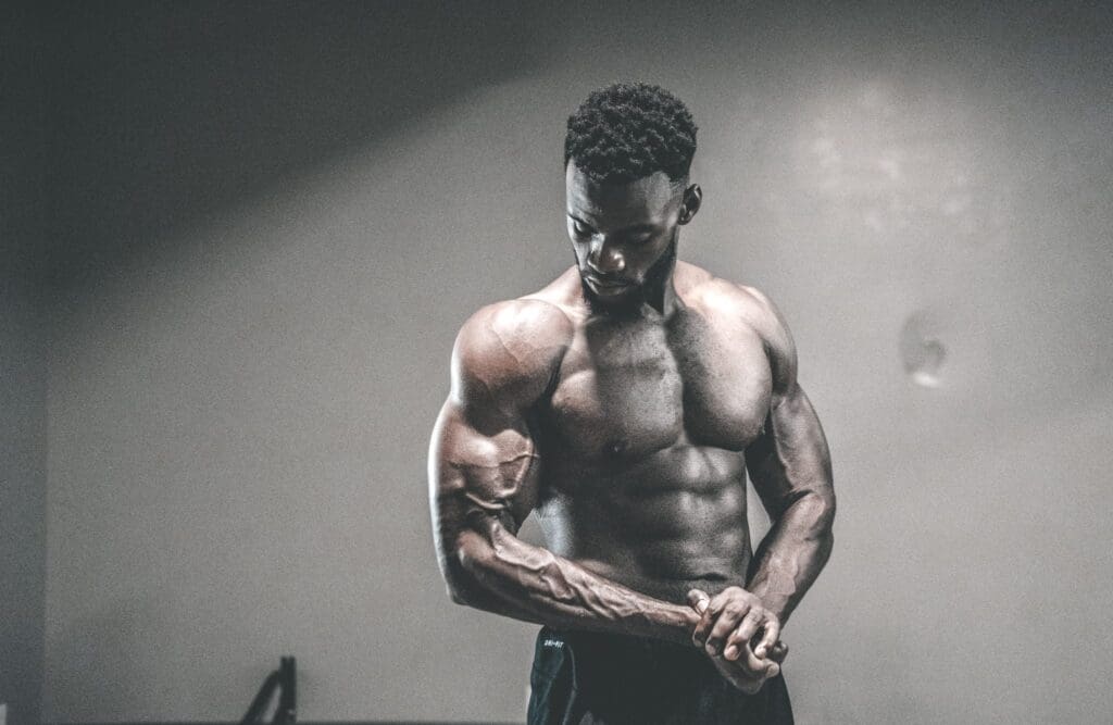 Geen smoesjes: zo train je jouw biceps zonder gewichten
