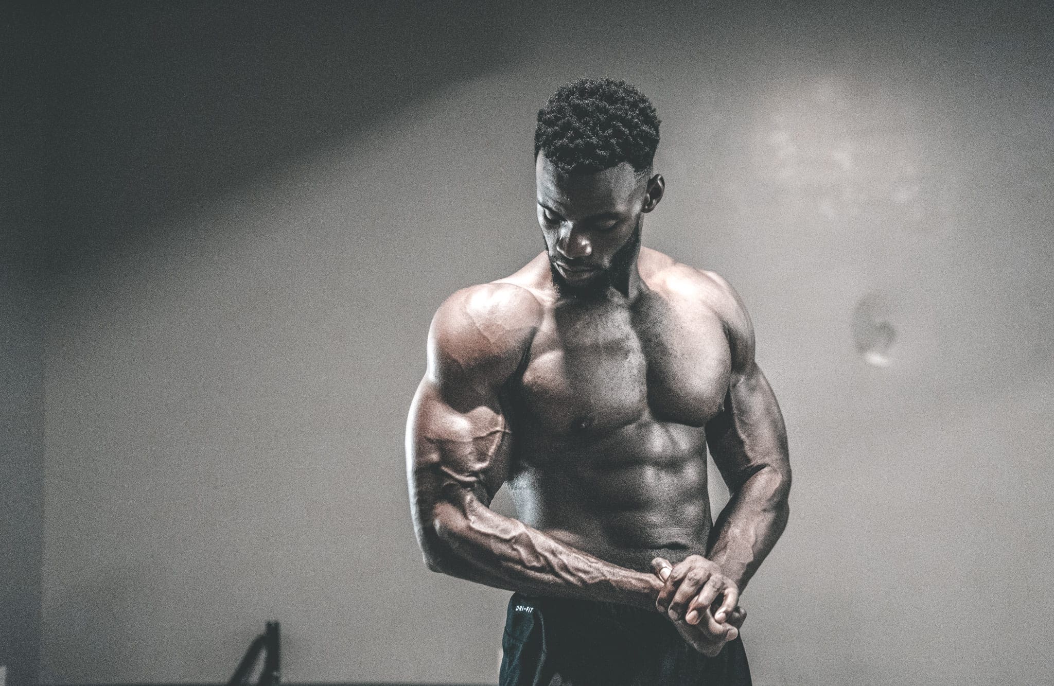 Geen smoesjes: zo train je jouw biceps zonder gewichten
