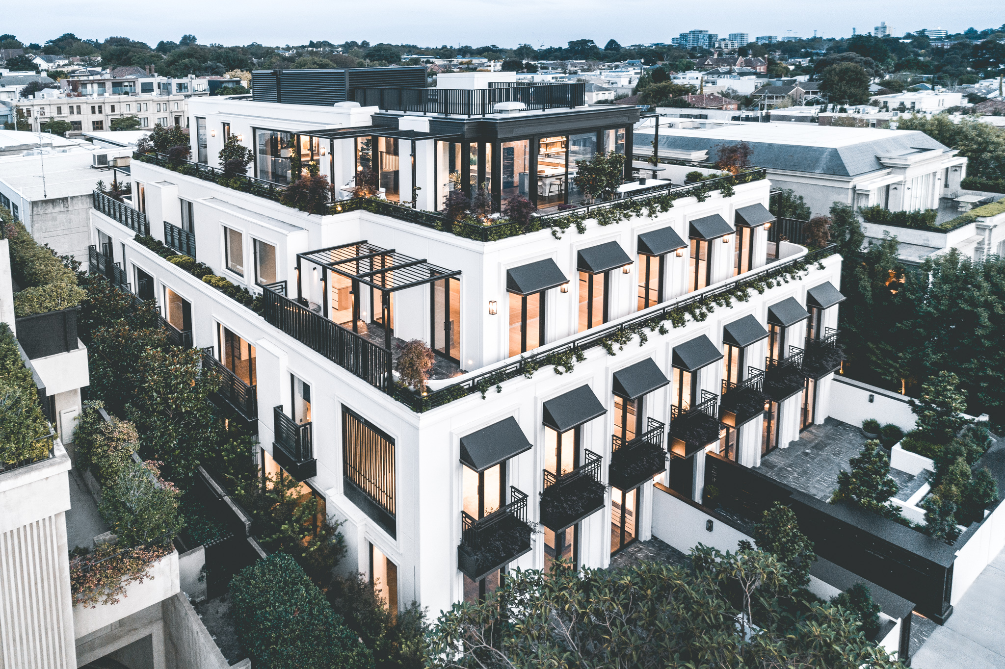 Dit bizarre penthouse is de natte droom van iedere autoliefhebber