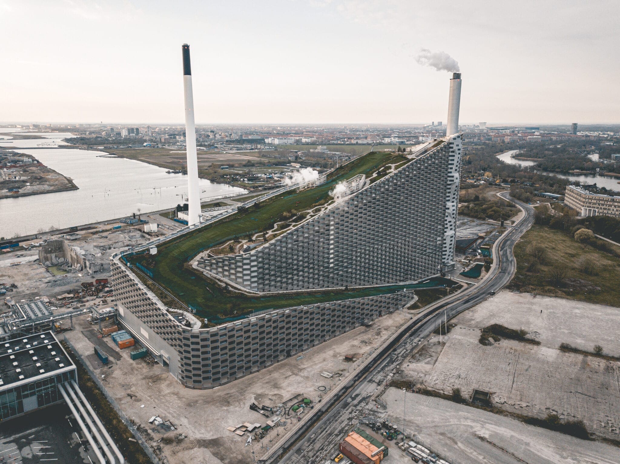 Milieuvriendelijke fabriek is een architecturaal meesterstuk met skipiste