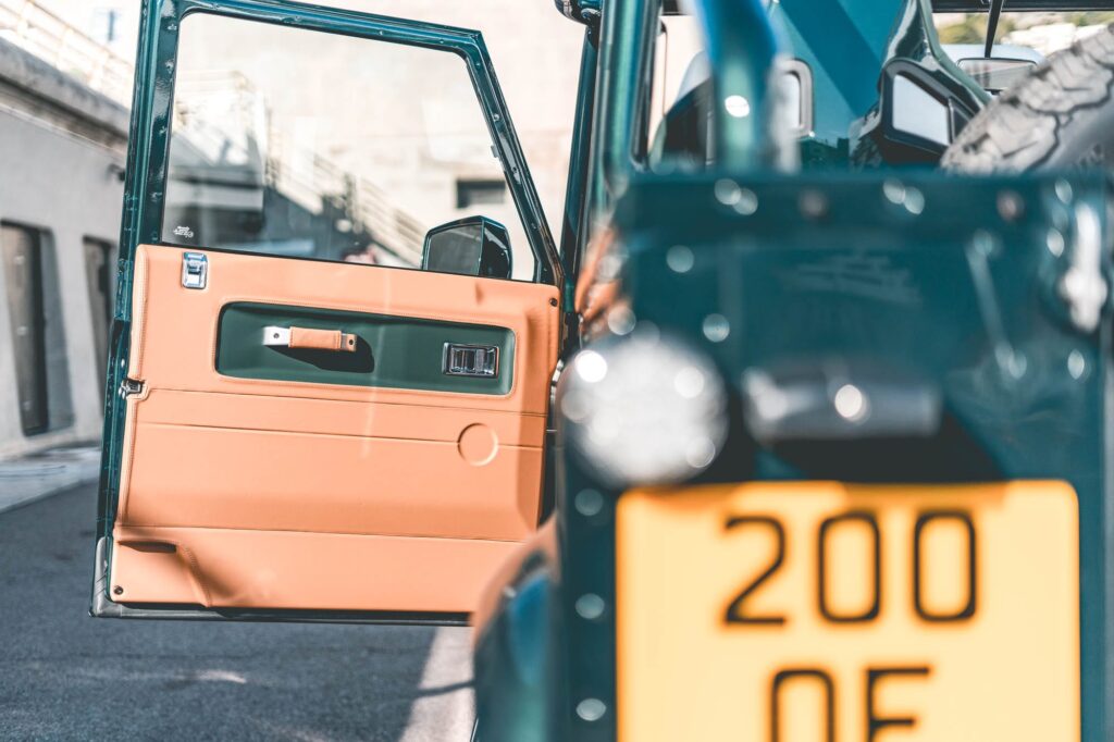 Overfinch bouwt een 450 pk soft top Land Rover Defender