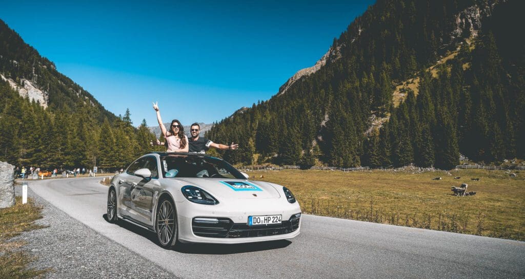 Op supercar-roadtrip met coverster Lisa Michels en presentator Bjorn Remmerswaal