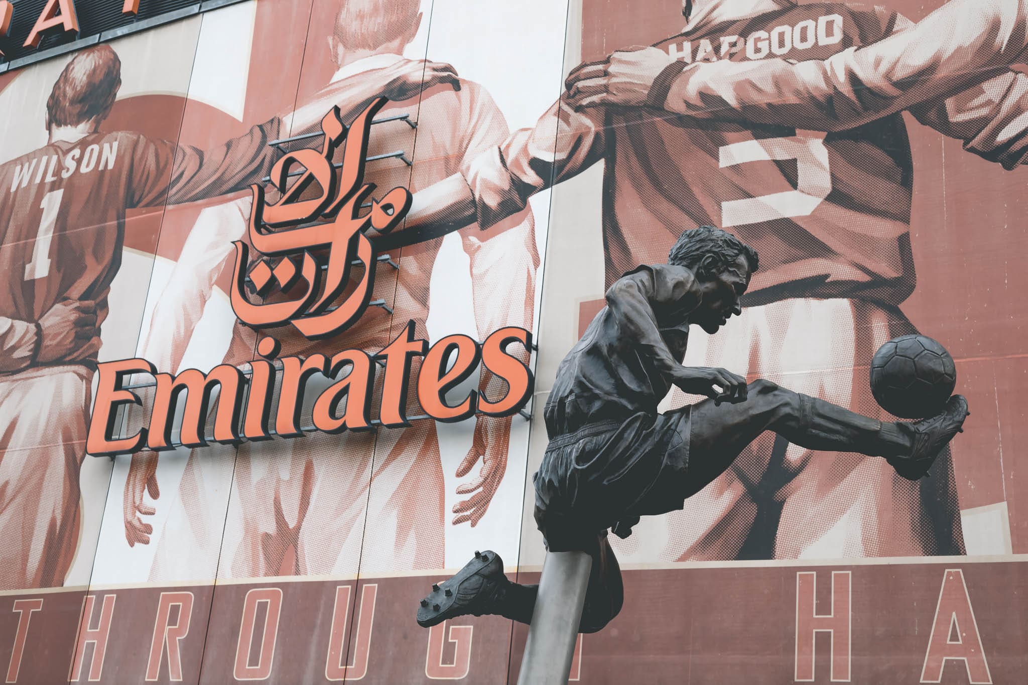 Voetbalkunst: Arsenal viert verjaardag Dennis Bergkamp met heerlijke video