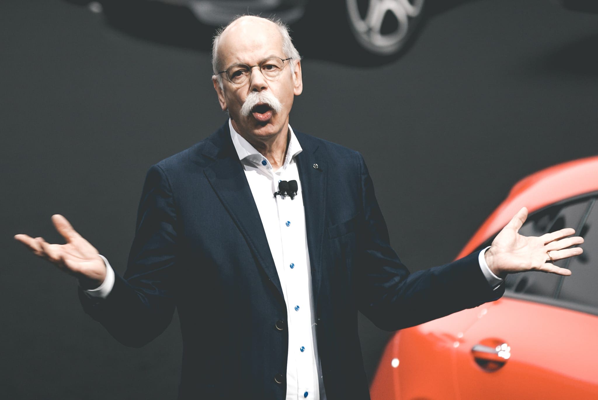 BMW maakt hilarische hommage aan Mercedes-Benz CEO