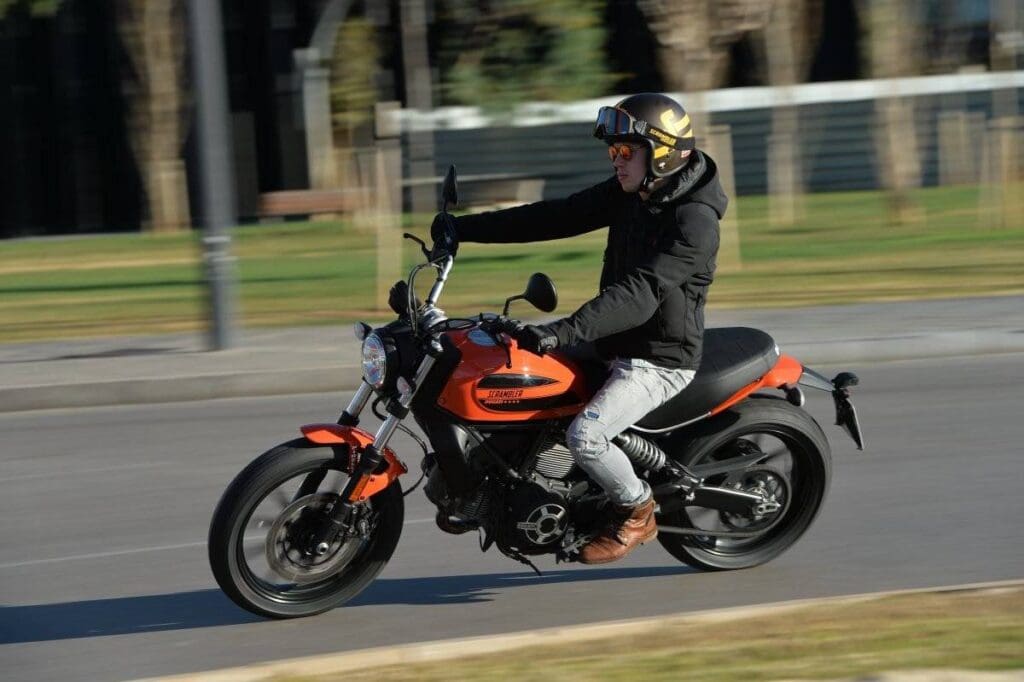 Ducati Scrambler Sixty2 – Manify (1)