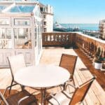 Eastbourne, Airbnb Finds: appartement met uitzicht op het decor van James Bond