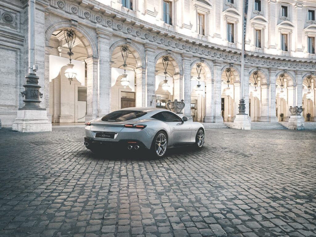 Italiaanse klasse: Ferrari Roma tijdens award verkozen tot mooiste auto van 2020