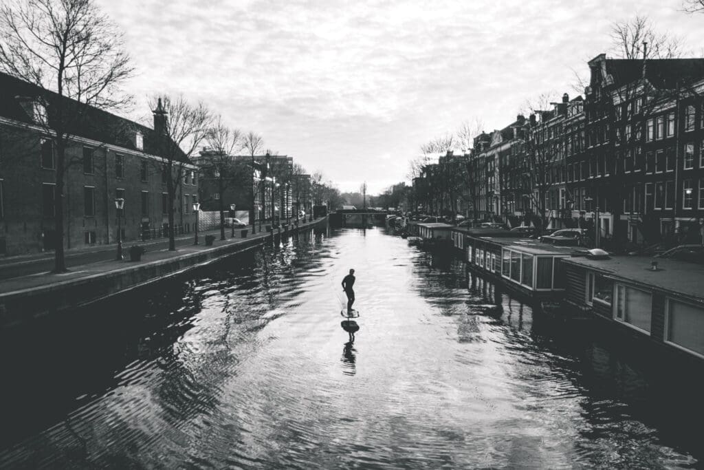 Bekijk Nederland in quarantaine vanaf een elektrisch surfboard