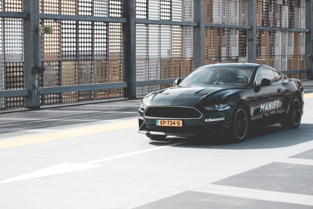 Een Ford Mustang uit Amerika is ruim de helft goedkoper