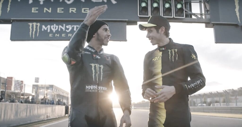 Swapped: Rossi in de F1, Hamilton in de MotoGP
